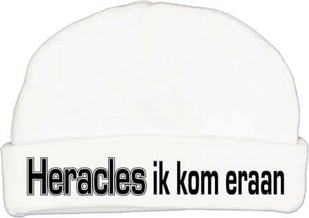 Babymutsje met de tekst: Heracles ik kom eraan !