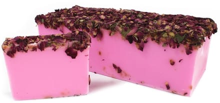 Rojafit - Natuurzeep - Handgemaakt - Rozen & Rozenblaadjes - Plak van +/- 100 gram.