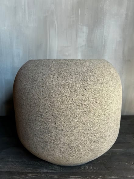 STILL| bloempot/vaas van aardewerk| pot rondl model| bloempot medium| bloempot latte kleur merk: STILL| HOOGTE 33 CM