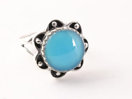 Bewerkte bloemvormige zilveren ring met blauwe agaat - maat 19