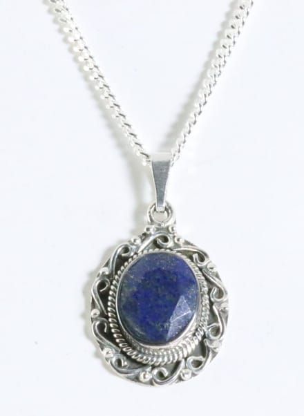 Bewerkte zilveren hanger met lapis lazuli aan ketting