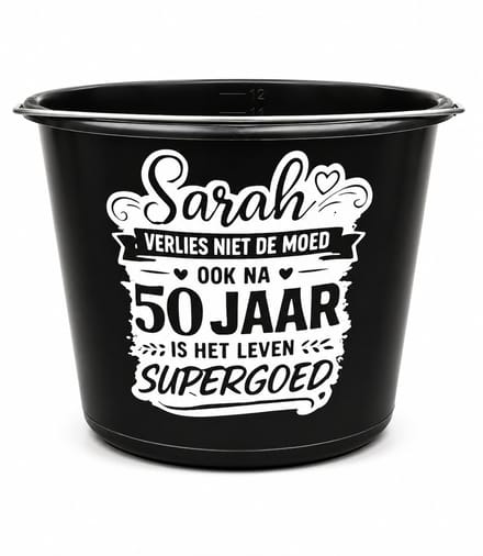 Bedrukte zwarte emmer – 12 liter - tekst - spreuk Sarah - 50 jaar