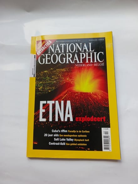 NATIONAL GEOGRAPHIC FEBRUARI 2002 EDITIE NEDERLAND TIJDSCHRIFT (ETNA EXPLODEERT)