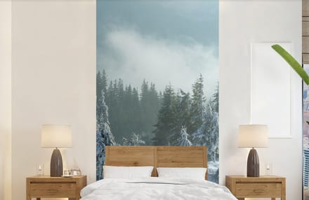 Behang - Fotobehang Bos - Sneeuw - Winter - Breedte 120 cm x hoogte 240 cm