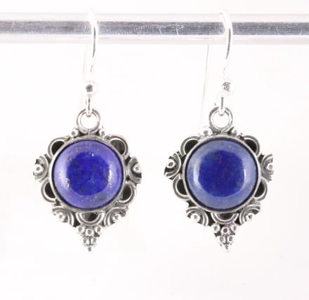 Bewerkte zilveren oorbellen met lapis lazuli