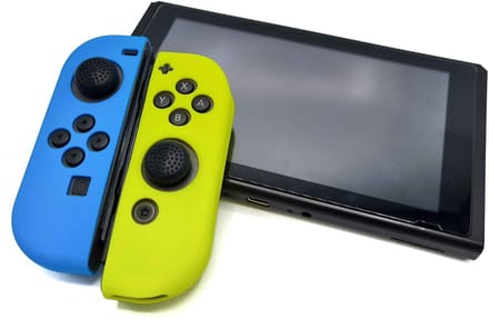 Gadgetpoint - Hoesjes & Skins voor Nintendo Switch 1 - Performance Gaming Case - Soft Grip Covers - Anti-Slip Joy-Con Controller Accessoires - Lichtblauw/Geel