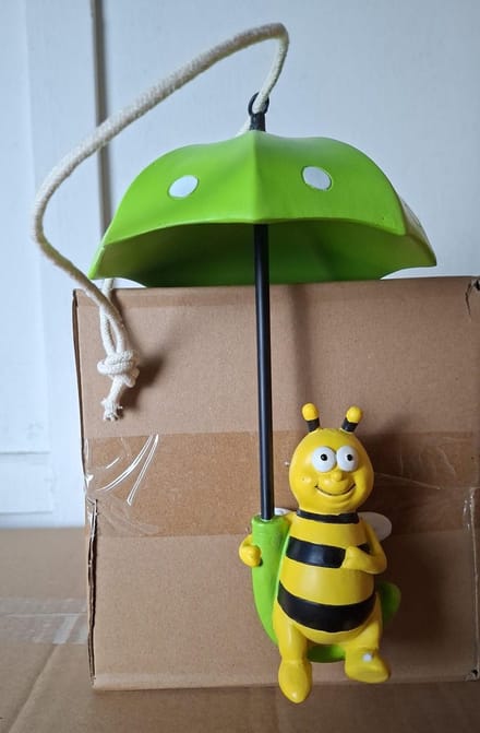 Vrolijk Bijen Beeldje met Paddenstoel Paraplu - Geel/Groen - Ca. 23cm hoog