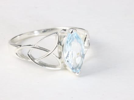 Opengewerkte hoogglans zilveren ring met blauwe topaas - maat 17