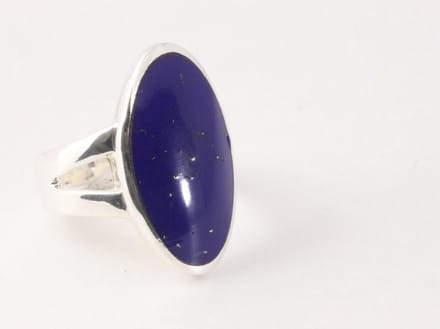 Ovale zilveren ring met lapis lazuli - maat 19