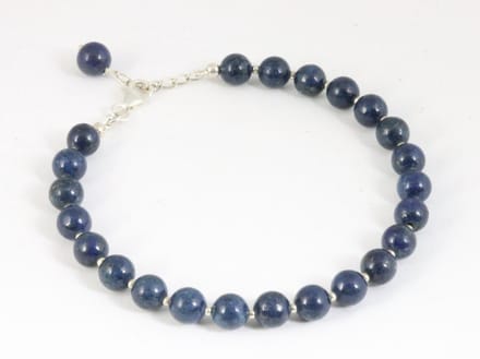 Armband van lapis lazuli en zilveren kralen