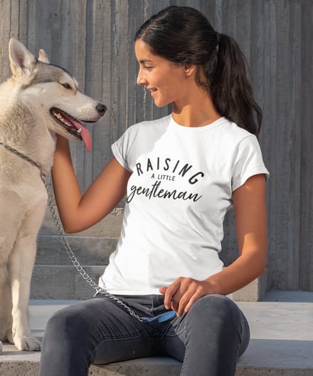 Moederdag T-shirt Raising A Little Gentleman | Wit - Maat M | Moederdag Cadeautje