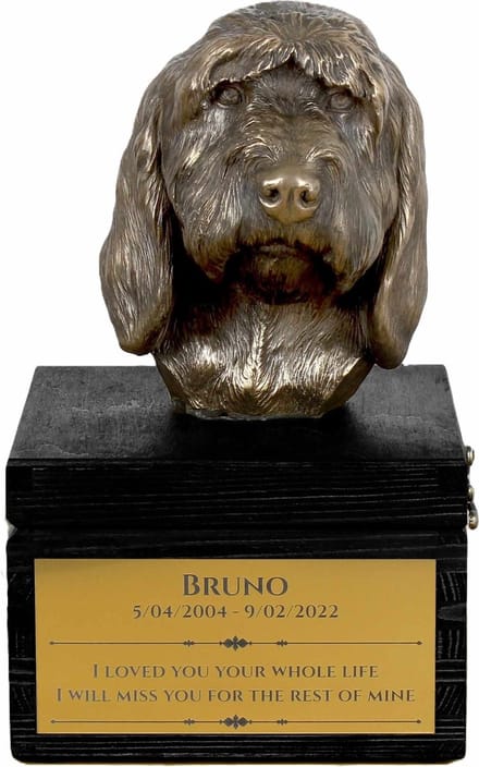 Urn met gravure en sculptuur van een Grand Griffon Vendéen hond