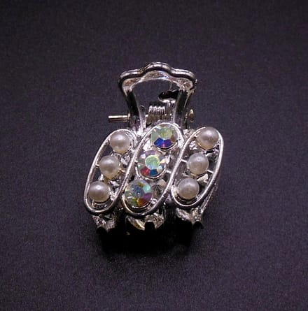 Haarklem metaal klein tas schuin met parel + gekleurde diamanten