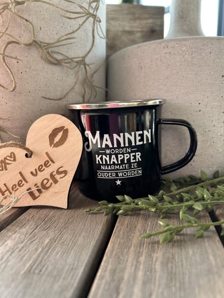Creaties van hier – Emaille Mok Mannen worden knapper met houten hartje – plaatstaal - geëmailleerde coating – 9cm
