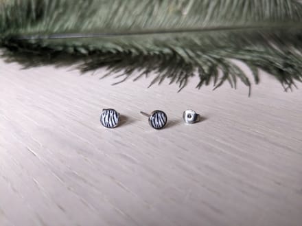 M-apART-chirurgisch-staal-oorbel-zebra-print-zwart-wit