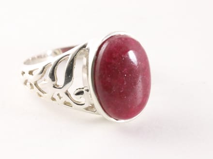 Opengewerkte zilveren ring met robijn cabochon - maat 19