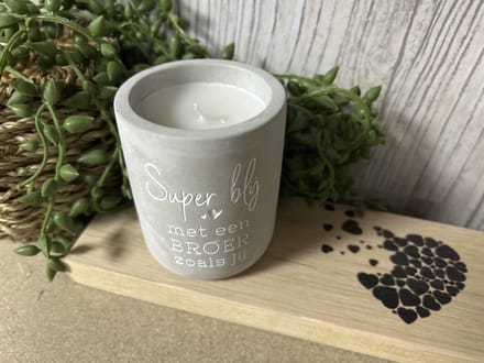 Creaties van Hier – Cement Candle Broer met houten plankje - 8 cm – Cement – Kaars