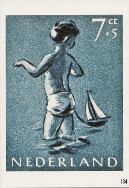 Briefkaart met afbeelding jongentje met zeilboot postzegel