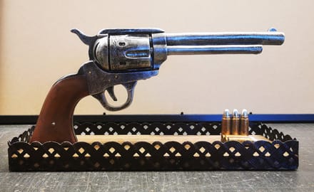 Western Revolver Decoratie op Standaard met Kogels - Polystone - 30cm - Polystone beeld