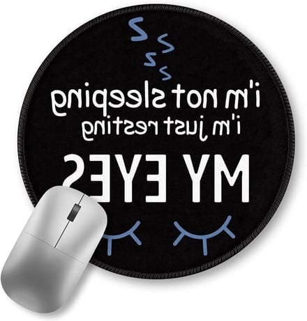 Grappige Muismat Rond - Bureau Accessoire - Comfortabel Werken - Antislip Rubberen Basis - 22 cm Diameter - Zwart Met Tekst