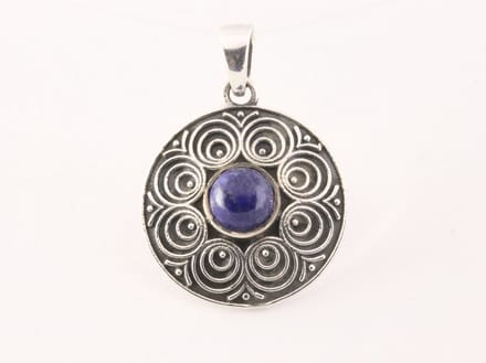 Ronde bewerkte zilveren hanger met lapis lazuli