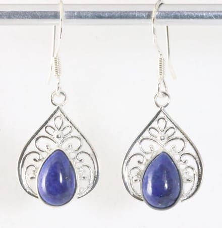 Opengewerkte zilveren oorbellen met lapis lazuli