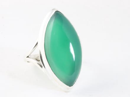 Langwerpige hoogglans zilveren ring met groene onyx - maat 19