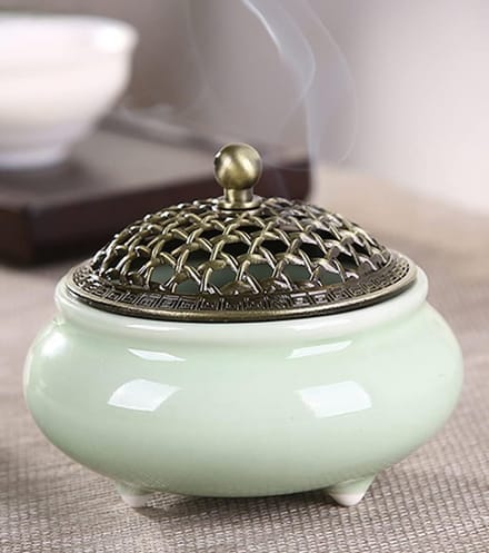 Dailygoods- Wierookbrander Vintage - Keramisch - Metalen Deksel - Antiek Ontwerp - Compact - Diameter 10 cm - Hoogte 8 cm - Wierookhouder