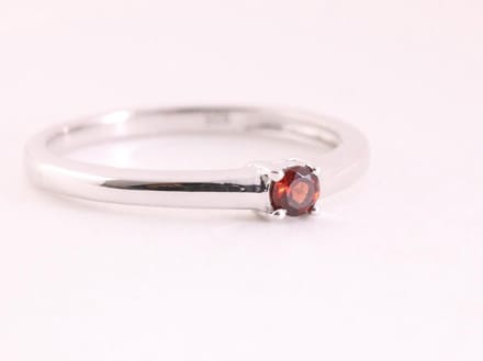 Fijne hoogglans zilveren ring met granaat - maat 16