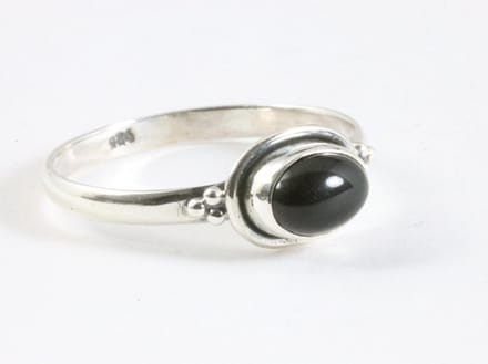 Fijne bewerkte zilveren ring met onyx - maat 20
