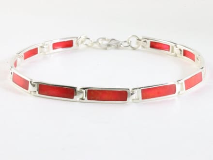 Hoogglans zilveren armband met rode koraal steen