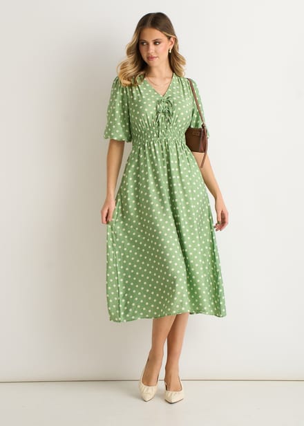 Saliegroene midi-jurk met stippenprint en gerimpelde taille