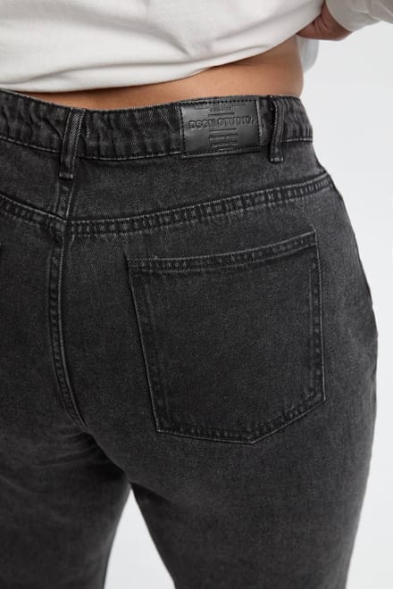 boohoo Dames Plus Basics Hoge Taille Gescheurde Mom Jeans | Washed Black | Maat: 28