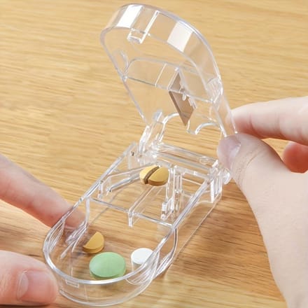 1 stuks Draagbare Pillensnijder en Splijter met Opbergvak – Compact, Duurzaam Plastic Tablet Snijapparaat voor Eenvoudig Medicijnbeheer beige