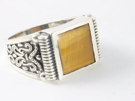 Zware bewerkte zilveren ring met tijgeroog - maat 21