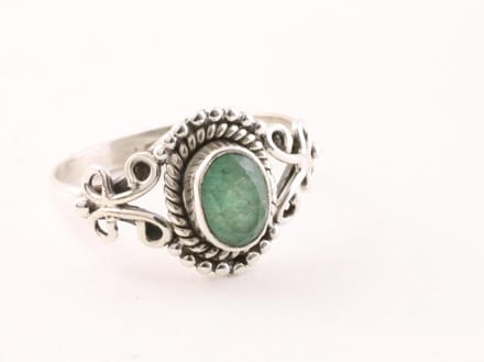 Fijne bewerkte zilveren ring met smaragd - maat 19