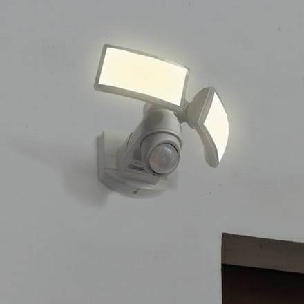 LUTEC Arc - LED wandlamp voor buiten met sensor - PIR bewegingssensor - Dag/nacht sensor - 1200Lm krachtige schijnwerper - 5000K helder licht - IP54 extra weerbestendig - Wit