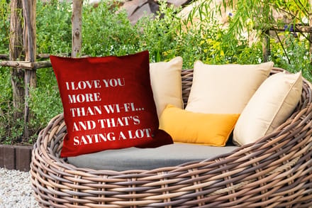 Sierkussen Buiten - Rood - Quote - Liefde - 60x60 cm - Weerbestendig