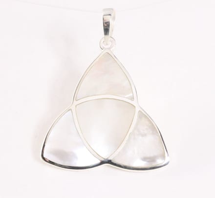 Zilveren triquetra hanger met parelmoer