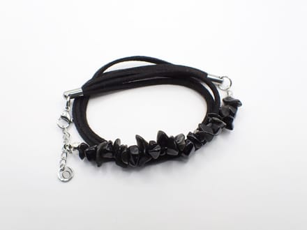 Colure® wikkelarmband met half edelsteen split zwarte onyx suède zwart
