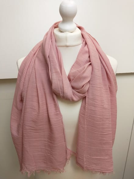 Lange dames sjaal Arina-effen gekreukt roze