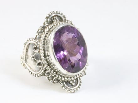 Bewerkte zilveren ring met amethist - maat 18
