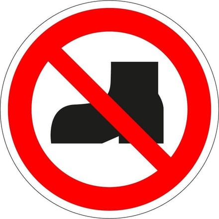 Buitenschoenen verboden sticker - ISO 7010 - P060 150 mm