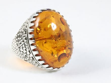 Zware bewerkte zilveren ring met amber - maat 19
