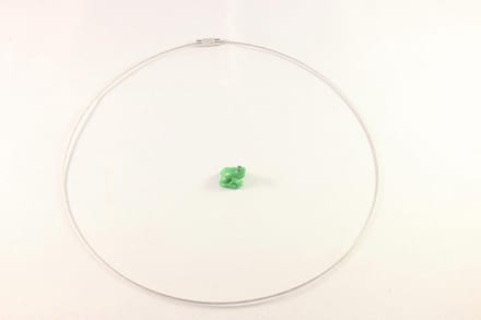 Choker van een zeer fijne staalkabel met een schroefsluiting.