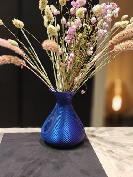 SilkWave – Designvaas met zijdeglans golfpatroon – Moderne woondecoratie