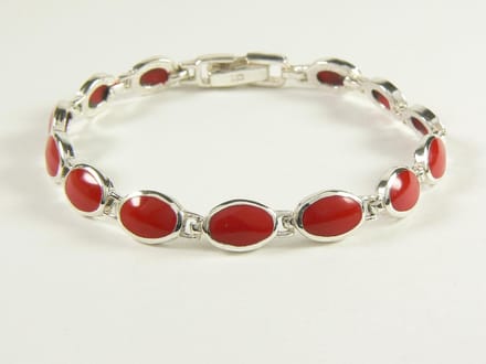 Zilveren schakelarmband met rode koraal steen