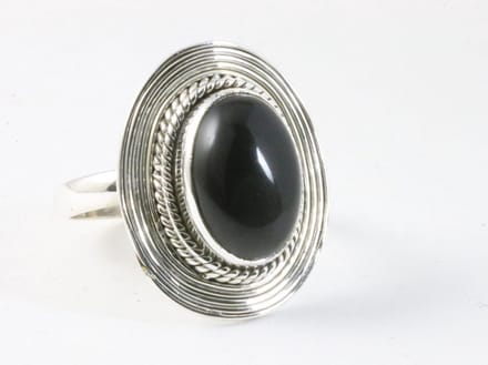 Bewerkte ovale zilveren ring met onyx - maat 18.5