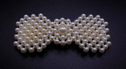 Klik-klak haarspeldje crèmekleur strik-vorm met parel