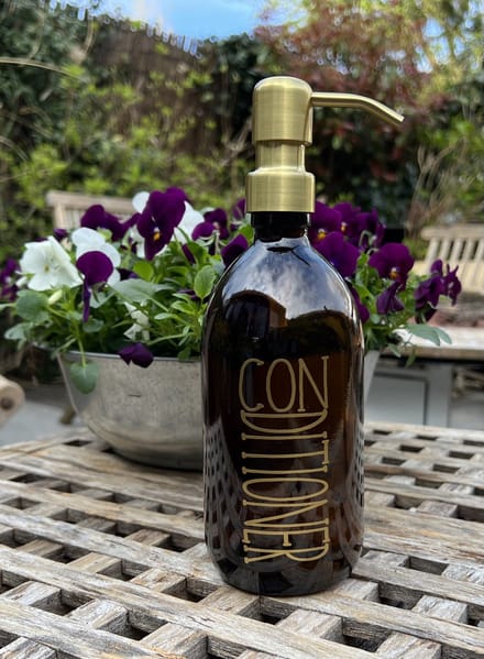 BBBLS® Design Dispenser "Conditioner" | Bruin Glas | 500ml | RVS / Metaal Pomp Goud | Zeeppomp | Zeepdispenser | Zeephouder